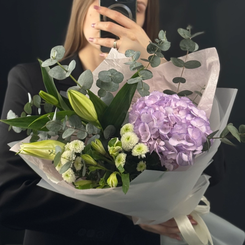 Букет из лилий и гортензии от интернет-магазина «Городские цветы»