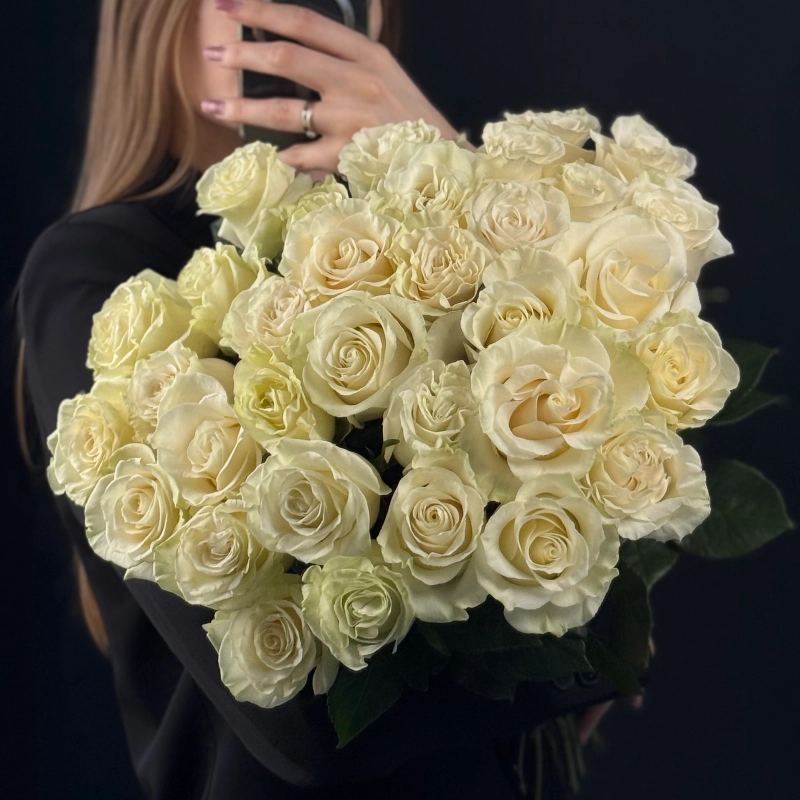 Букет из 31 розы от интернет-магазина «Городские цветы»