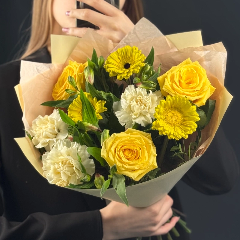 Букет &laquo;Сюрприз&raquo; от интернет-магазина «Городские цветы»